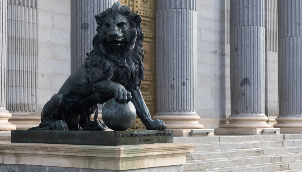 Archivo - Uno de los leones que flanquean el Palacio del Congreso.