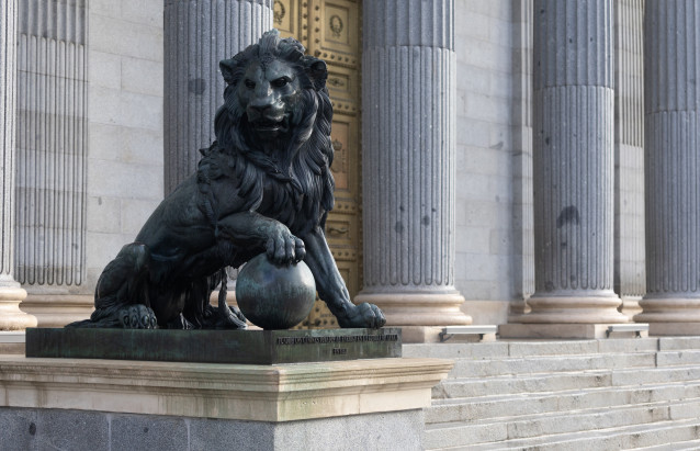 Archivo - Uno de los leones que flanquean el Palacio del Congreso.
