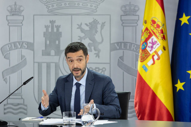 Archivo - El ministro de Derechos Sociales, Consumo y Agenda 2030, Pablo Bustinduy, ofrece declaraciones a la prensa tras el Consejo de Ministros, a 1 de julio de 2025, en Madrid (España).