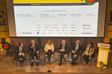 Mesa redonda con la subdirectora general del Sabadell, Sofía Rodríguez; el presidente del Puerto de Barcelona, José Alberto Carbonell; el ceo de Veolia, Daniel Tugues; el presidente de Moventia, Jo