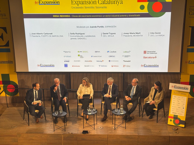 Mesa redonda con la subdirectora general del Sabadell, Sofía Rodríguez; el presidente del Puerto de Barcelona, José Alberto Carbonell; el ceo de Veolia, Daniel Tugues; el presidente de Moventia, Josep Maria Martí, y la ceo de La Farga, Inka Guixá
