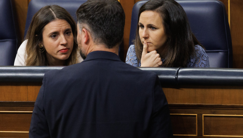 Archivo - Irene Montero e Ione Belarra, charlando en el Congreso con Gabriel Rufián