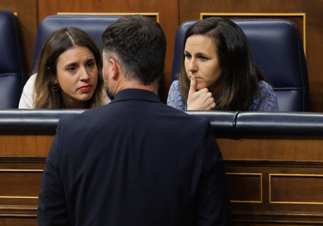 Archivo - Irene Montero e Ione Belarra, charlando en el Congreso con Gabriel Rufián