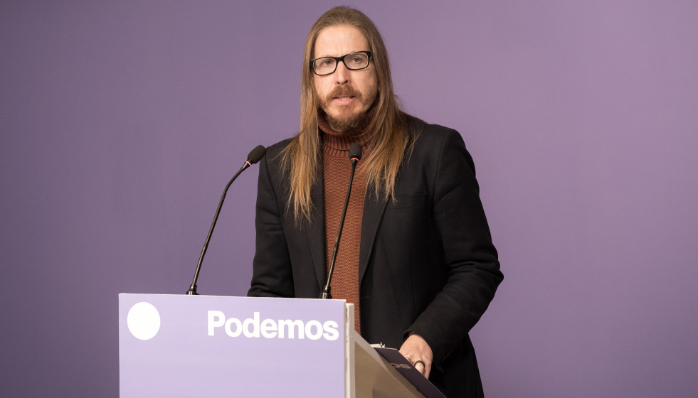 Archivo - El secretario de organización y portavoz de Podemos, Pablo Fernández, ofrece una rueda de prensa en la sede de Podemos, a 22 de diciembre de 2025, en Madrid (España).