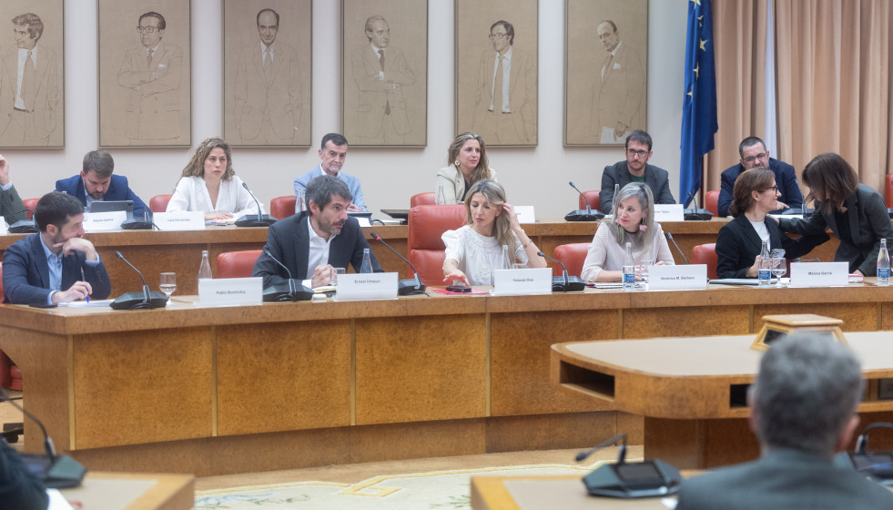 Pablo Bustinduy, Ernest Urtasun, la vicepresidenta segunda y ministra de Trabajo y Economía Social, Yolanda Díaz, la portavoz de Sumar en el Congreso, Verónica Barbero, y la ministra de Sanidad, M�