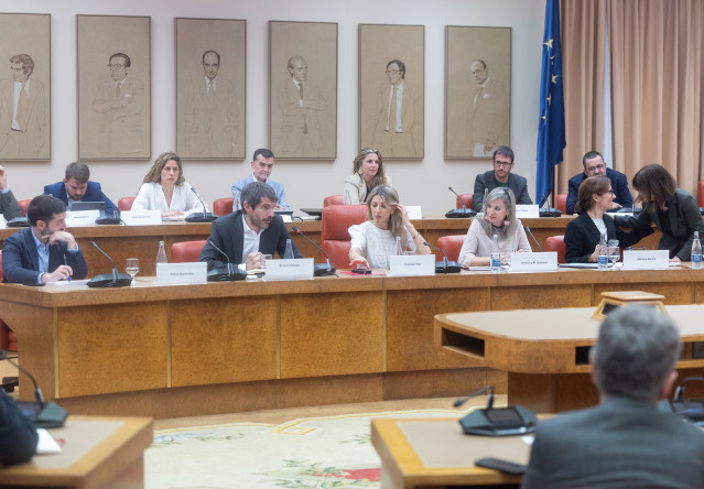 Pablo Bustinduy, Ernest Urtasun, la vicepresidenta segunda y ministra de Trabajo y Economía Social, Yolanda Díaz, la portavoz de Sumar en el Congreso, Verónica Barbero, y la ministra de Sanidad, Mónica García