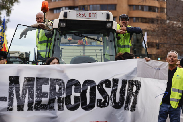 Archivo - Varias personas durante la tractorada en protesta contra el acuerdo UE-Mercosur, a 26 de enero de 2026, en Valencia, Comunidad Valenciana (España).