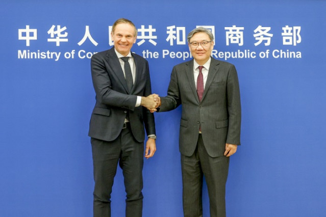 El ministro de Comercio, Wang Wentao, y el consejero delegado del Grupo Volkswagen, Oliver Blume