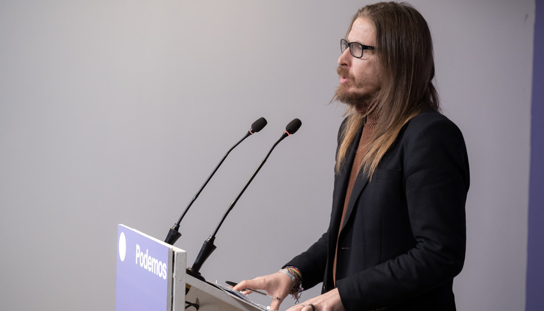Archivo - El secretario de organización y portavoz de Podemos, Pablo Fernández, ofrece una rueda de prensa en la sede de Podemos, a 22 de diciembre de 2025, en Madrid (España).