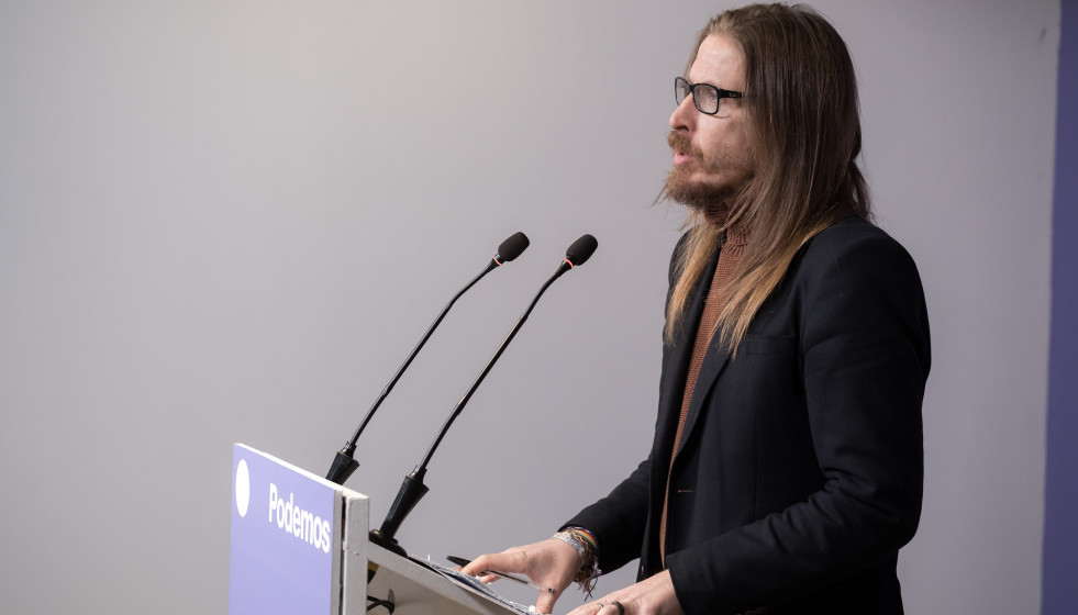 Archivo - El secretario de organización y portavoz de Podemos, Pablo Fernández, ofrece una rueda de prensa en la sede de Podemos, a 22 de diciembre de 2025, en Madrid (España).