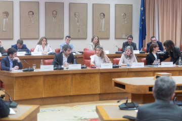 Pablo Bustinduy, Ernest Urtasun, la vicepresidenta segunda y ministra de Trabajo y Economía Social, Yolanda Díaz, la portavoz de Sumar en el Congreso, Verónica Barbero, y la ministra de Sanidad, M�