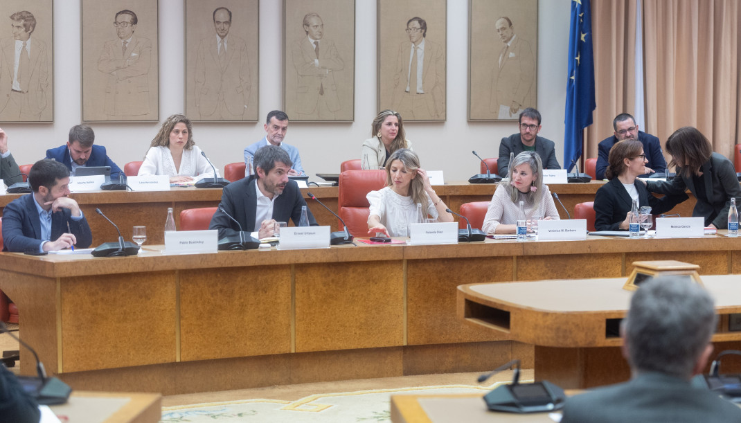 Pablo Bustinduy, Ernest Urtasun, la vicepresidenta segunda y ministra de Trabajo y Economía Social, Yolanda Díaz, la portavoz de Sumar en el Congreso, Verónica Barbero, y la ministra de Sanidad, M�