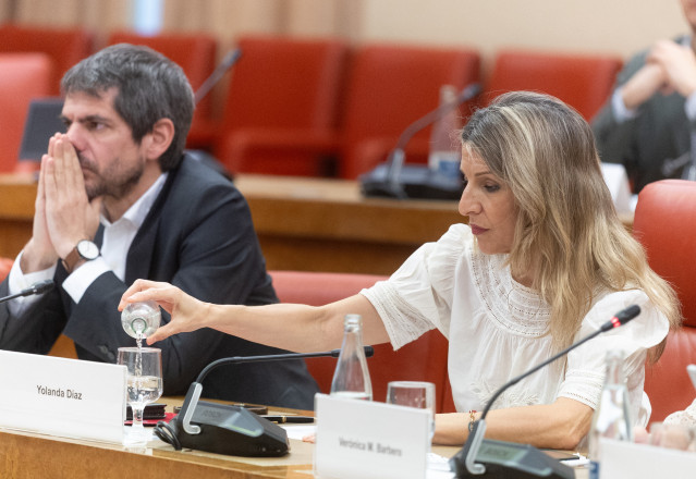(I-D )El ministro de Cultura, Ernest Urtasun, y la vicepresidenta segunda y ministra de Trabajo y Economía Social, Yolanda Díaz, durante una reunión, en el Congreso de los Diputados, a 23 de marzo de 2026, en Madrid (España). Los máximos responsables de M