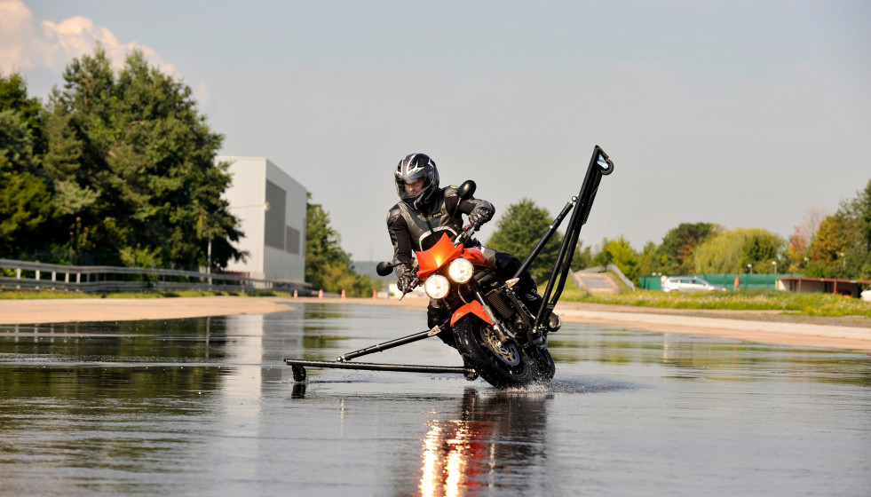 España podría evitar casi 160 fallecidos al año enaccidentes si los turismos dotaran ABS, según Bosch.