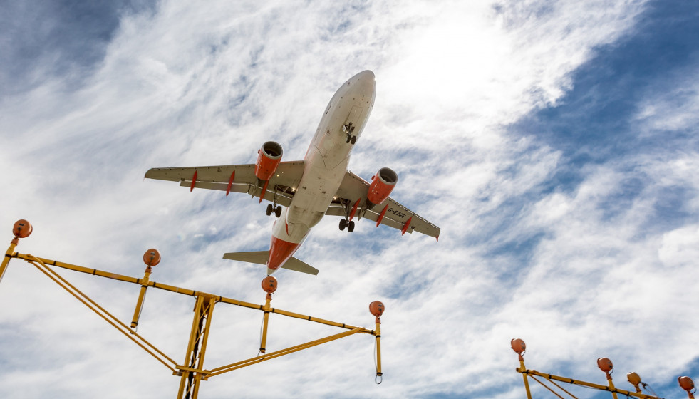 Archivo - Avión volando.