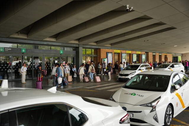 Archivo - Taxistas en la Estación de trenes de Santa Justa