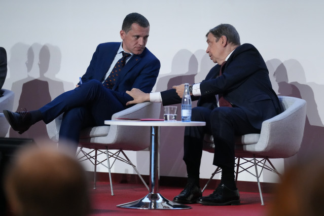 El conseller de Agricultura, Ganadería, Pesca y Alimentación de la Generalitat, Òscar Ordeig, y el ministro de Agricultura, Pesca y Alimentación, Luis Planas, durante la inauguración de la  II Cumbre Agroalimentaria 'Sistemas alimentarios global.es’.