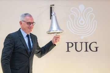 Archivo - Marc Puig toca la campana en la salida a bolsa de la compañia Puig.