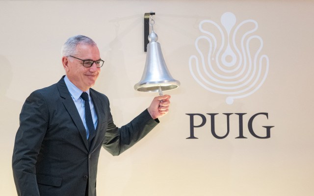 Archivo - Marc Puig toca la campana en la salida a bolsa de la compañia Puig.