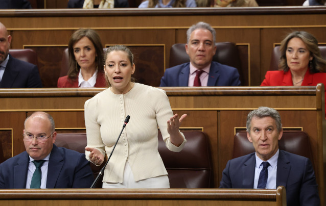 La portavoz del PP en el Congreso, Ester Muñoz, interviene durante una sesión de control al Gobierno, en el Congreso de los Diputados.