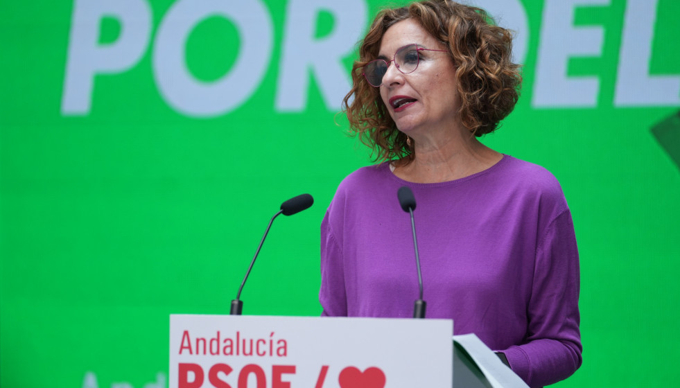 Archivo - La vicepresidenta primera del Gobierno y secretaria general del PSOE de Andalucía, María Jesús Montero durante una rueda de prensa.