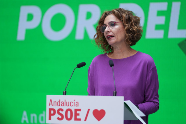 Archivo - La vicepresidenta primera del Gobierno y secretaria general del PSOE de Andalucía, María Jesús Montero durante una rueda de prensa.