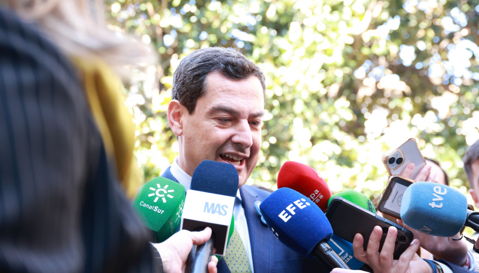El presidente de la Junta de Andalucía, Juanma Moreno, atiende a los medios en el Parlamento de Andalucía, en una imagen de archivo.