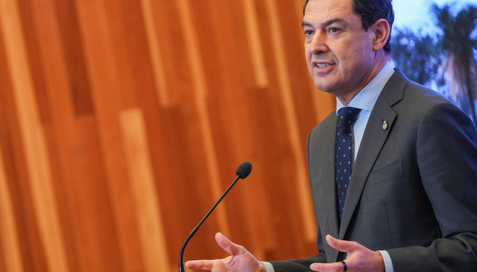 El presidente de la Junta de Andalucía, Juanma Moreno, interviene en el acto oficial de colocación de la primera piedra del Hospital Materno Infantil del Juan Ramón Jiménez de Huelva. A 18 de marz