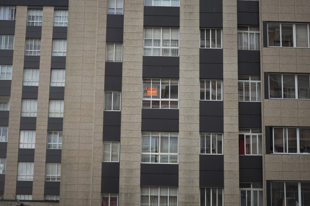 Vivienda con cartel de alquiler.