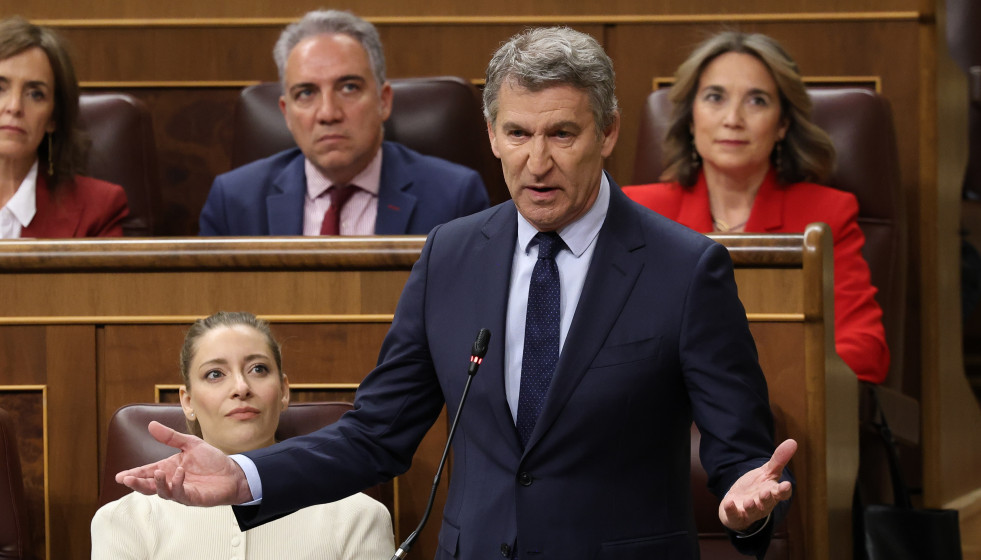 El presidente del Partido Popular, Alberto Núñez Feijóo, interviene durante una sesión de control al Gobierno, en el Congreso de los Diputados, a 18 de marzo de 2026, en Madrid (España).