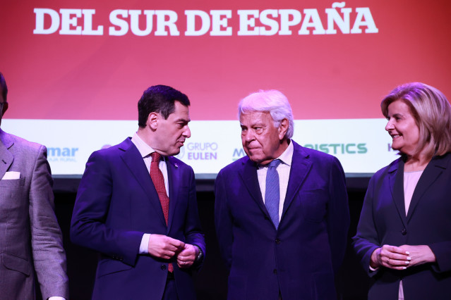 Archivo - El presidente de la Junta de Andalucía, Juanma Moreno (i), y el expresidente del Gobierno Felipe González (d), conversan durante la jornada de Cesur. A 20 de marzo de 2025, en Sevilla (Foto de archivo).