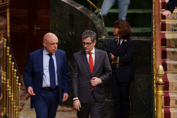 Archivo - El diputado del PSOE Rafael Simancas (i) y el ministro de la Presidencia, Justicia y Relaciones con las Cortes, Félix Bolaños (d), durante una sesión plenaria en el Congreso