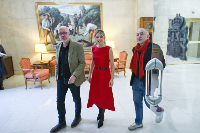 Archivo - La vicepresidenta segunda del Gobierno y ministra de Trabajo y Economía Social, Yolanda Díaz, con los secretarios generales de CCOO, Unai Sordo (i) y de UGT, Pepe Álvarez (d)