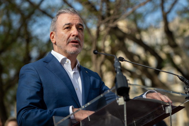 Archivo - El alcalde de Barcelona, Jaume Collboni, durante el acto de colocación del brazo superior de la cruz de la torre de Jesucristo, a 20 de febrero de 2026, en Barcelona, Catalunya (España).