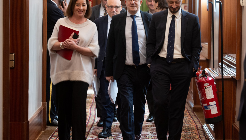 Archivo - (I-D) En primera fila, la presidenta de Congreso, Francina Armengol,  el portavoz del PSOE en el Congreso, Patxi López, y el vicepresidente del Congreso, Alfonso Rodríguez Gómez de Celis.