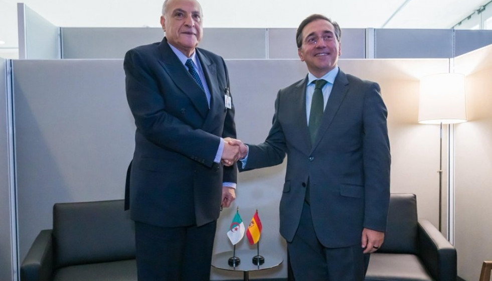 Archivo - El ministro de Asuntos Exteriores, Unión Europea y Cooperación, José Manuel Albares, junto a su homólogo de Argelia, Ahmed Attaf. Archivo.