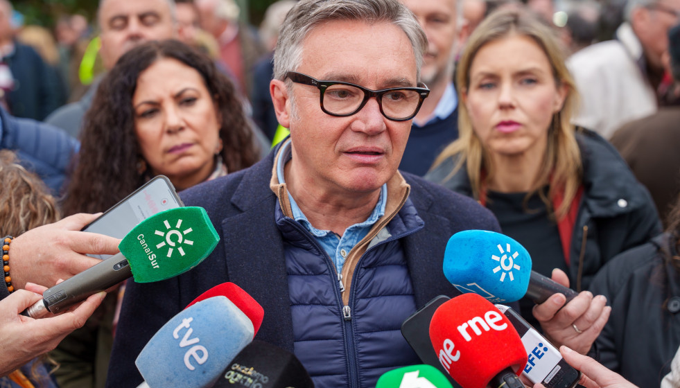 Archivo - El portavoz del grupo parlamentario Vox en Andalucía, Manuel Gavira, atiende a los medios a 10 de febrero de 2026 en Sevilla, Andalucía (España).