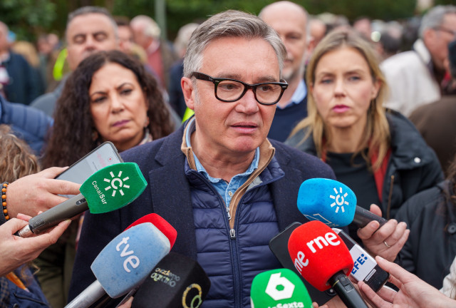 Archivo - El portavoz del grupo parlamentario Vox en Andalucía, Manuel Gavira, atiende a los medios a 10 de febrero de 2026 en Sevilla, Andalucía (España).