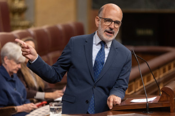 Archivo - El diputado de UPN, Alberto Catalán Higueras, interviene durante una sesión plenaria,