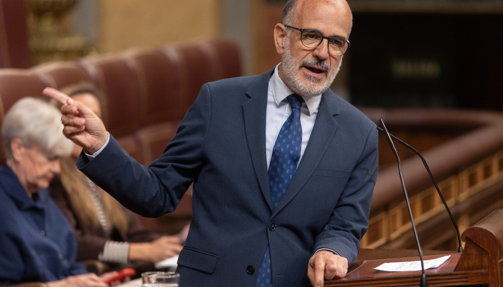 Archivo - El diputado de UPN, Alberto Catalán Higueras, interviene durante una sesión plenaria,