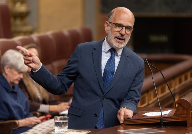 Archivo - El diputado de UPN, Alberto Catalán Higueras, interviene durante una sesión plenaria,