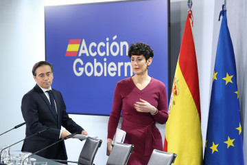 El ministro de Asuntos Exteriores, Unión Europea y Cooperación, José Manuel Albares, y la ministra de Inclusión, Seguridad Social y Migraciones y portavoz del Gobierno, Elma Saiz,  a su llegada a 