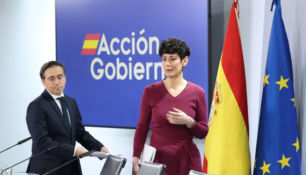 El ministro de Asuntos Exteriores, Unión Europea y Cooperación, José Manuel Albares, y la ministra de Inclusión, Seguridad Social y Migraciones y portavoz del Gobierno, Elma Saiz,  a su llegada a 