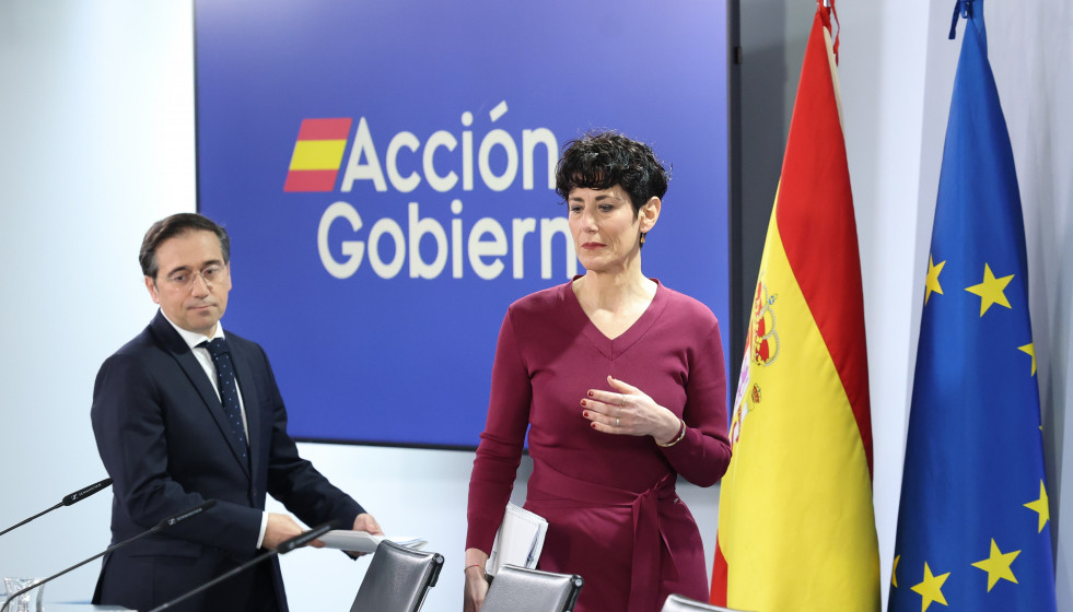 El ministro de Asuntos Exteriores, Unión Europea y Cooperación, José Manuel Albares, y la ministra de Inclusión, Seguridad Social y Migraciones y portavoz del Gobierno, Elma Saiz,  a su llegada a 