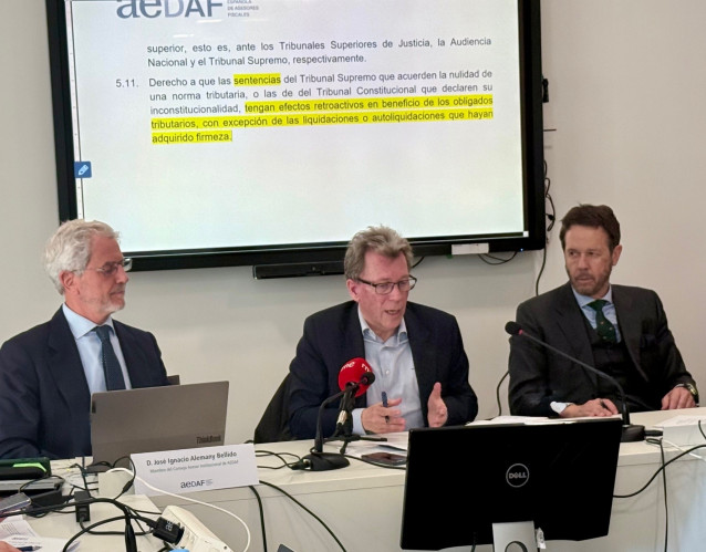 José Ignacio Alemany, miembro del Consejo Asesor Institucional de AEDAF; Daniel Gómez-Olano González, coordinador del Consejo Asesor Institucional de AEDAF y Juan Manuel Herrero de Egaña, vocal del Gabinete de Estudios y Relaciones Institucionales.
