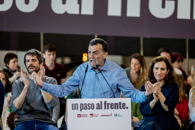 Archivo - El ministro de Cultura, Ernest Urtasun (i), y el coordinador federal de IU, Antonio Maillo (d), durante el acto de refundación del proyecto de las izquierdas, en el Círculo de Bellas Artes de Madrid, a 21 de febrero de 2026, en Madrid (España).
