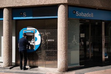 Archivo - Cajero de Sabadell.