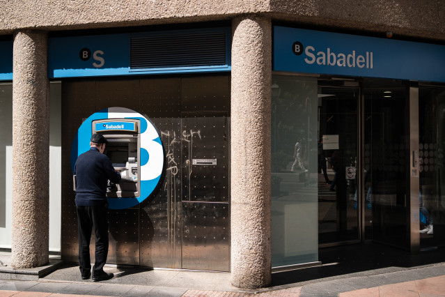 Archivo - Cajero de Sabadell.