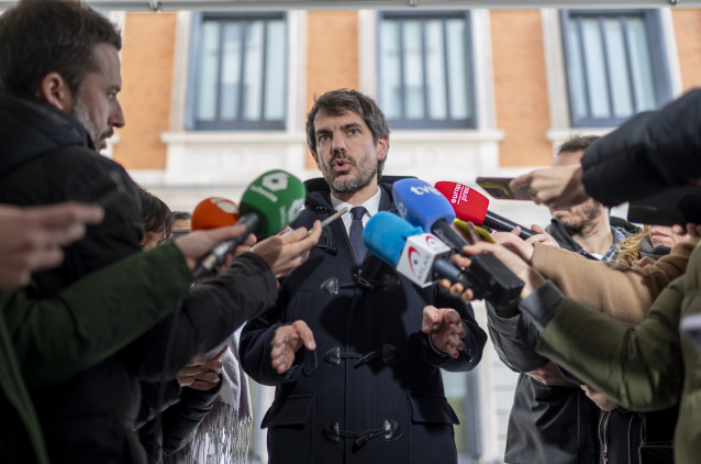 Archivo - El ministro de Cultura, Ernest Urtasun, ofrece declaraciones a los medios, en el Congreso de los Diputados, a 28 de enero de 2025, en Madrid (España).