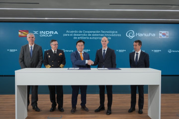 Firma del acuerdo entre Indra y Hanwha, el martes, 24 de marzo de 2026.